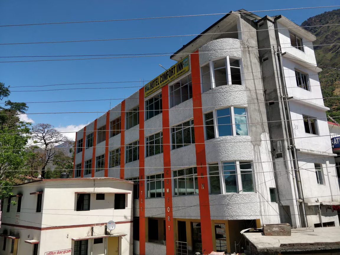 Hotel Comfort Crest exterior, daytime