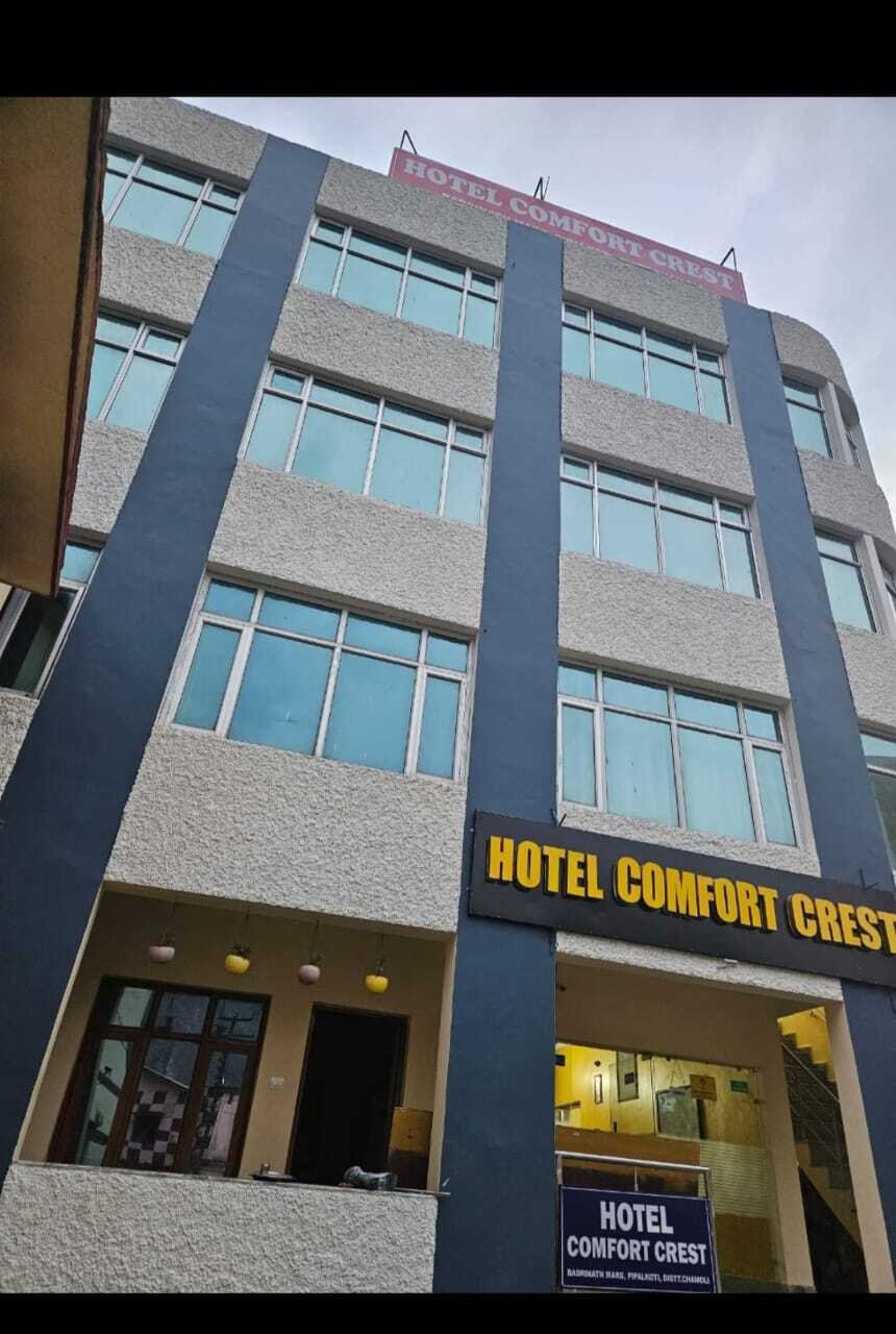 Hotel Comfort Crest exterior, evening